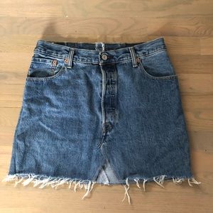 🐣Urban outfitters- Levi’s medium wash denim skirt